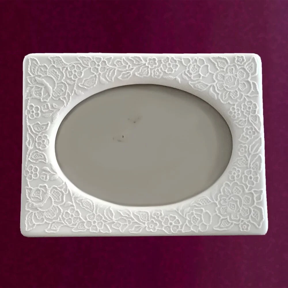 EUC Hallmark White Resin Floral Lace Embossed 5 x 7 Oval Photo Frame